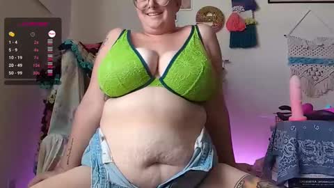 Em online show from January 4, 9:09 pm