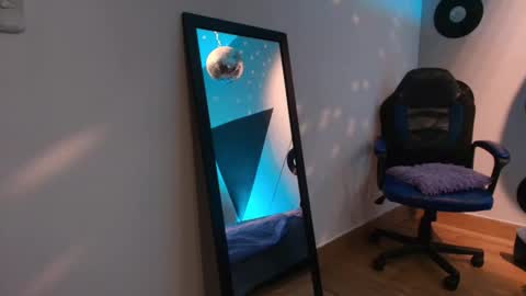 Snapshot of pistachx chatting on December 16, 2:27 am Dani online show from December 16, 2:27 am