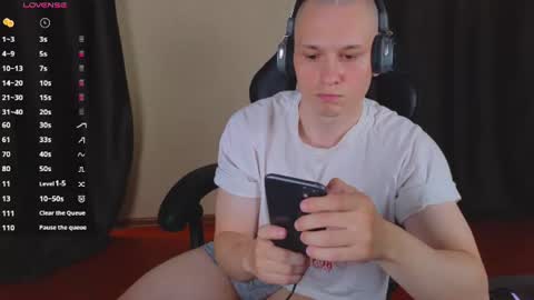 Snapshot of pistonpojizni chatting on July 31, 9:52 am STRONGBEAUTY online show from July 31, 9:52 am