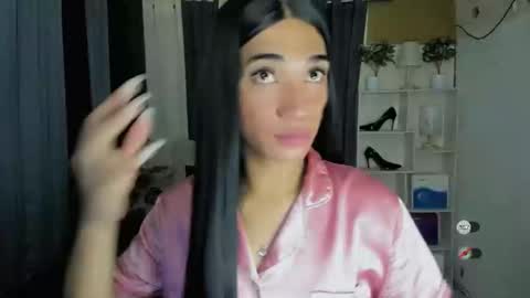 pixiedoll_ online show from February 22, 9:19 am