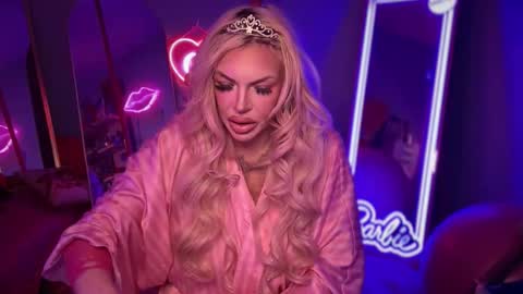 Snapshot of plasticfuckdoll chatting on November 7, 11:27 pm Dumb bimbo fuck doll online show from November 7, 11:27 pm