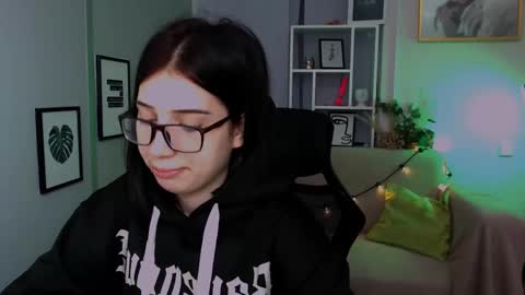 Snapshot of playful_sophie chatting on December 18, 11:13 am Sophie online show from December 18, 11:13 am