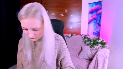 Snapshot of playful_sophie chatting on December 28, 10:36 am Sophie online show from December 28, 10:36 am