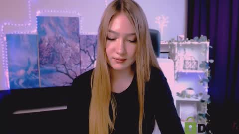 Snapshot of playful_sophie chatting on February 19, 9:14 pm Sophie online show from February 19, 9:14 pm