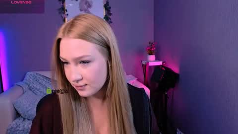 Snapshot of playful_sophie chatting on October 17, 7:27 pm Sophie online show from October 17, 7:27 pm