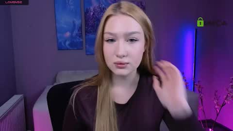 Snapshot of playful_sophie chatting on November 16, 8:25 pm Sophie online show from November 16, 8:25 pm