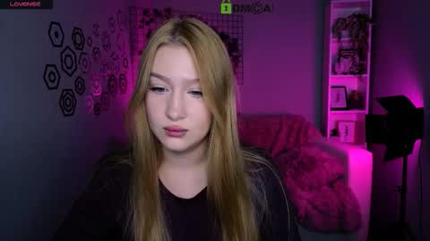 Snapshot of playful_sophie chatting on November 17, 8:03 pm Sophie online show from November 17, 8:03 pm