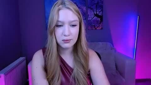 Snapshot of playful_sophie chatting on November 19, 9:15 pm Sophie online show from November 19, 9:15 pm
