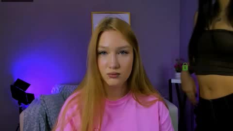 Snapshot of playful_sophie chatting on November 21, 10:25 am Sophie online show from November 21, 10:25 am