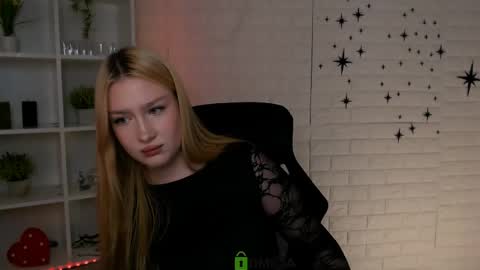 Snapshot of playful_sophie chatting on May 27, 7:33 pm Sophie online show from May 27, 7:33 pm