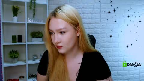 Snapshot of playful_sophie chatting on June 4, 8:15 pm Sophie online show from June 4, 8:15 pm
