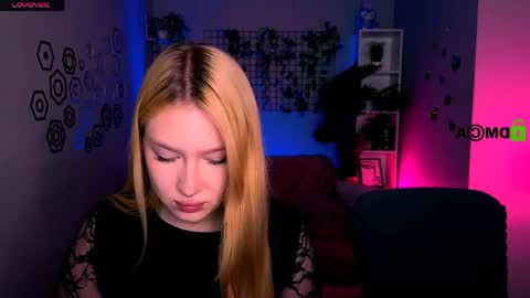 Snapshot of playful_sophie chatting on June 7, 7:28 pm Sophie online show from June 7, 7:28 pm