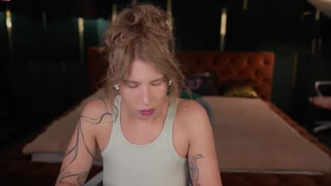 Snapshot of playhard054 chatting on September 17, 7:10 am Lana online show from September 17, 7:10 am