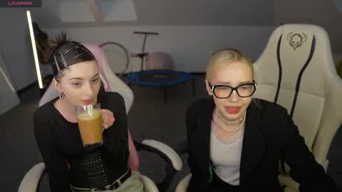 Snapshot of playhard054 chatting on November 29, 11:24 am Lana online show from November 29, 11:24 am