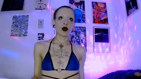 Snapshot of plutonbluemoon_999 chatting on June 11, 2:53 am online show from June 11, 2:53 am