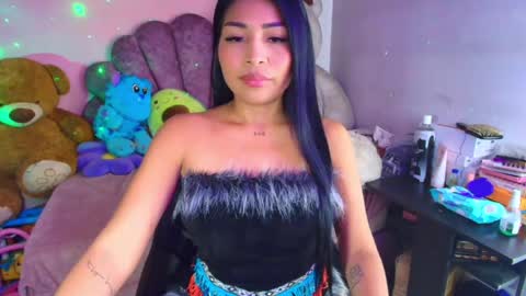 Snapshot of pocahontas_cute chatting on May 28, 3:31 pm Nicole online show from May 28, 3:31 pm