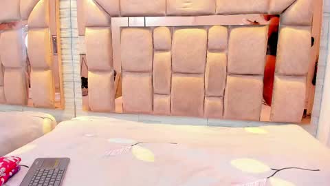 Snapshot of pocahontas_pow chatting on May 15, 12:01 pm Pocahontas online show from May 15, 12:01 pm