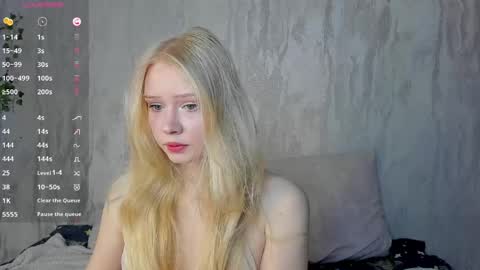Snapshot of pocet_barbie chatting on April 13, 5:13 am Mary online show from April 13, 5:13 am