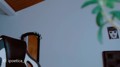 Snapshot of poeeticaa_ chatting on December 19, 12:02 am IG ipoetica online show from December 19, 12:02 am