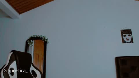 Snapshot of poeeticaa_ chatting on December 26, 10:52 pm IG ipoetica online show from December 26, 10:52 pm