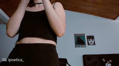 Snapshot of poeeticaa_ chatting on January 4, 8:37 pm IG ipoetica online show from January 4, 8:37 pm