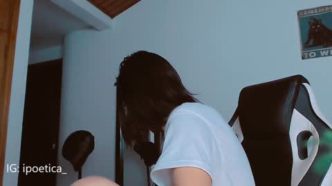 Snapshot of poeeticaa_ chatting on January 18, 4:15 am IG ipoetica online show from January 18, 4:15 am