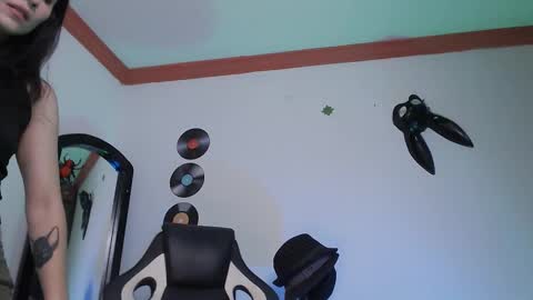 Snapshot of poeeticaa_ chatting on February 12, 3:18 pm IG ipoetica online show from February 12, 3:18 pm