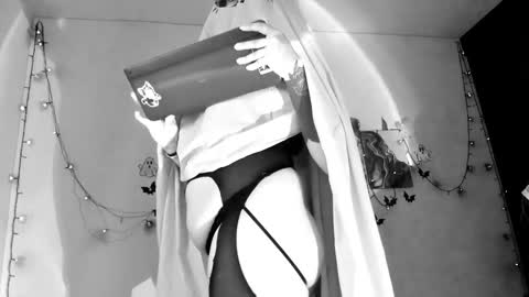 Snapshot of poison_willow chatting on October 9, 5:33 pm Willow Hours 12pm to 630pm Colombian time FRIDAY AND SUNDAY FREE DAYS online show from October 9, 5:33 pm
