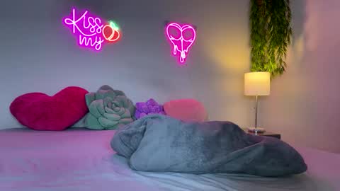 Snapshot of poisonedpeach chatting on November 6, 2:01 am Jenna online show from November 6, 2:01 am