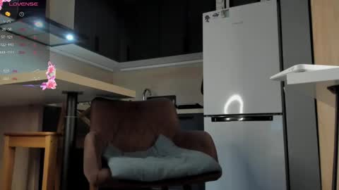 Snapshot of poisonevelyn chatting on May 22, 5:18 pm Holy Blonde online show from May 22, 5:18 pm
