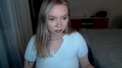 Snapshot of polinajones chatting on June 4, 6:14 pm PolinaJones online show from June 4, 6:14 pm