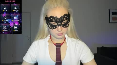 Snapshot of polly_skil chatting on June 9, 6:30 pm polly_skil online show from June 9, 6:30 pm