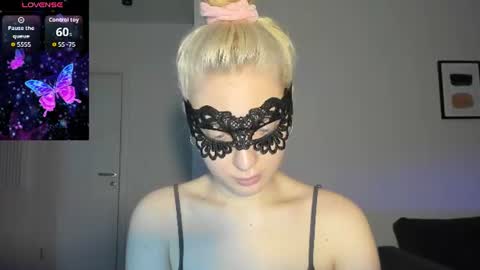 Snapshot of polly_skil chatting on June 16, 6:32 pm polly_skil online show from June 16, 6:32 pm