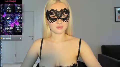 Snapshot of polly_skil chatting on June 22, 12:46 pm polly_skil online show from June 22, 12:46 pm