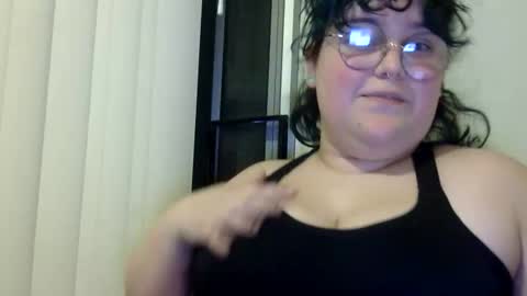 Snapshot of poodlemischief99 chatting on November 13, 2:32 am poodlemischief99 online show from November 13, 2:32 am