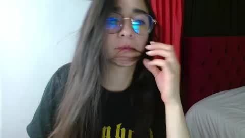 Snapshot of porcelainlux chatting on March 4, 7:32 pm porcelainlux online show from March 4, 7:32 pm