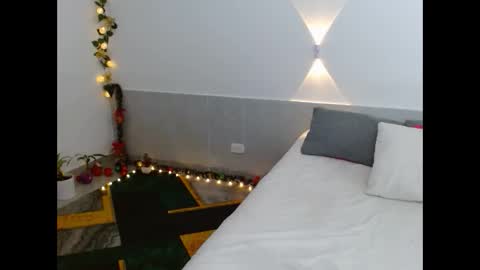 Snapshot of porcelainlux chatting on December 22, 1:24 am porcelainlux online show from December 22, 1:24 am