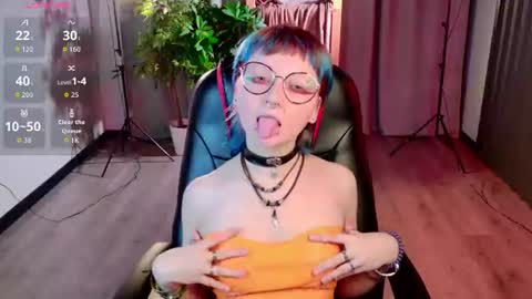 Snapshot of powderofgun chatting on July 15, 8:14 pm powderofgun online show from July 15, 8:14 pm