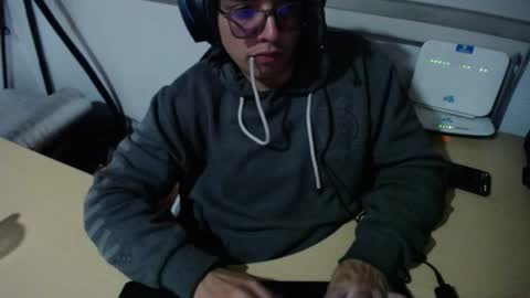 Snapshot of powerfulzeus2 chatting on October 25, 1:57 am powerfulzeus2 online show from October 25, 1:57 am