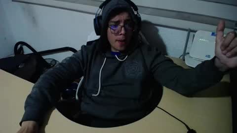 Snapshot of powerfulzeus2 chatting on November 13, 2:10 am powerfulzeus2 online show from November 13, 2:10 am