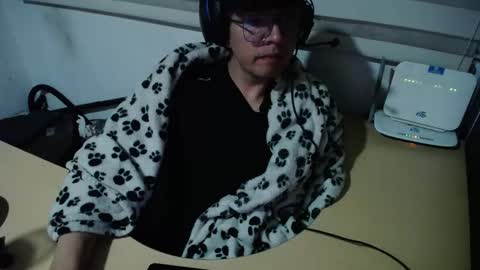 Snapshot of powerfulzeus2 chatting on November 16, 2:17 am powerfulzeus2 online show from November 16, 2:17 am