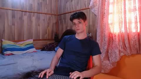 Snapshot of powertwinky chatting on December 8, 9:30 pm chris independent  online show from December 8, 9:30 pm