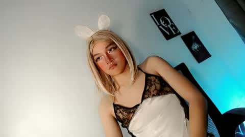 Snapshot of precious_laura18 chatting on June 18, 6:23 pm precious_laura18 online show from June 18, 6:23 pm