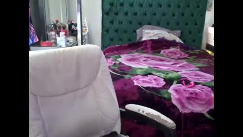 Snapshot of pretty69queen chatting on October 15, 3:23 pm Yasmine pretty online show from October 15, 3:23 pm