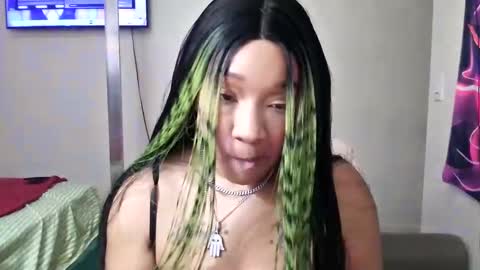 Snapshot of pretty69queen chatting on November 16, 10:15 pm Yasmine pretty online show from November 16, 10:15 pm