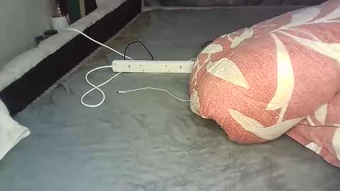 Snapshot of pretty_bums chatting on December 9, 3:40 am chichi online show from December 9, 3:40 am