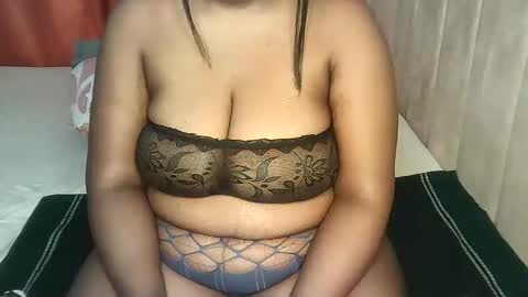 Snapshot of pretty_bums chatting on November 6, 11:59 pm chichi online show from November 6, 11:59 pm