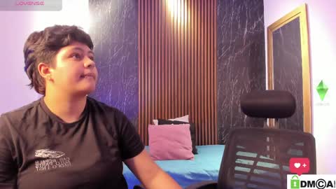 Snapshot of pretty_honey22 chatting on June 2, 8:33 pm pretty_honey22 online show from June 2, 8:33 pm