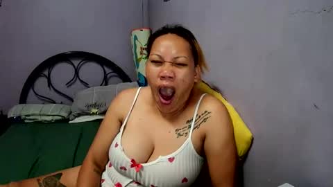 Snapshot of pretty_lyn08 chatting on June 1, 4:09 pm pretty_lyn08 online show from June 1, 4:09 pm