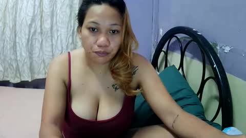 Snapshot of pretty_lyn08 chatting on June 7, 7:12 am pretty_lyn08 online show from June 7, 7:12 am